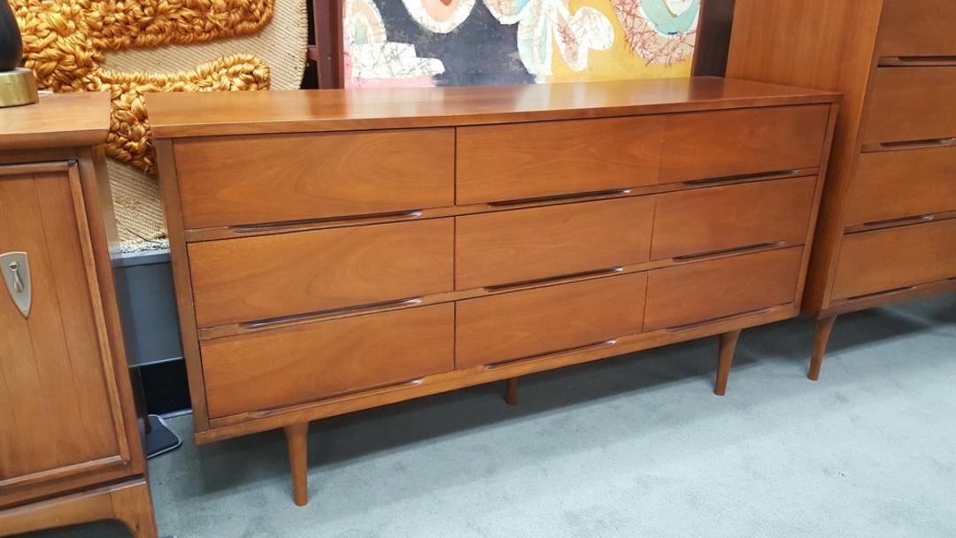 MidCentury Modern walnut American 9drawer dresser with recessed finger pulls Peg Leg Vintage