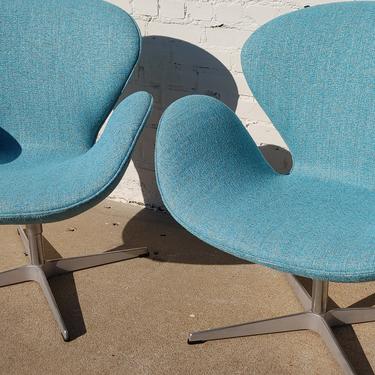 Mid Century Modern Danish Modern Arne Jacobsen Swan Chairs. 