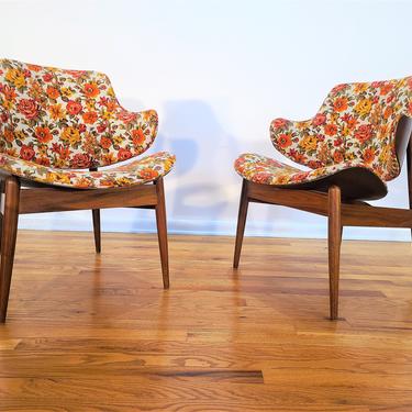 Mid Century Kodawood Pair of Clam Shell Chairs 