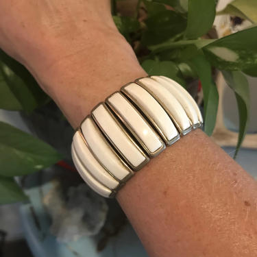 Thick White Bracelet- 60s Mod Bracelet- Geometric Bracelet- 1960s 