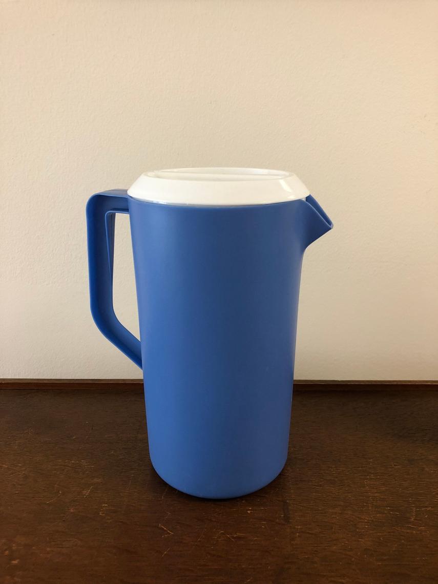 Small Vintage Clear Plastic Rubbermaid Juice Container / Pitcher / Carafe  1.75 Qt / 1.4 L 