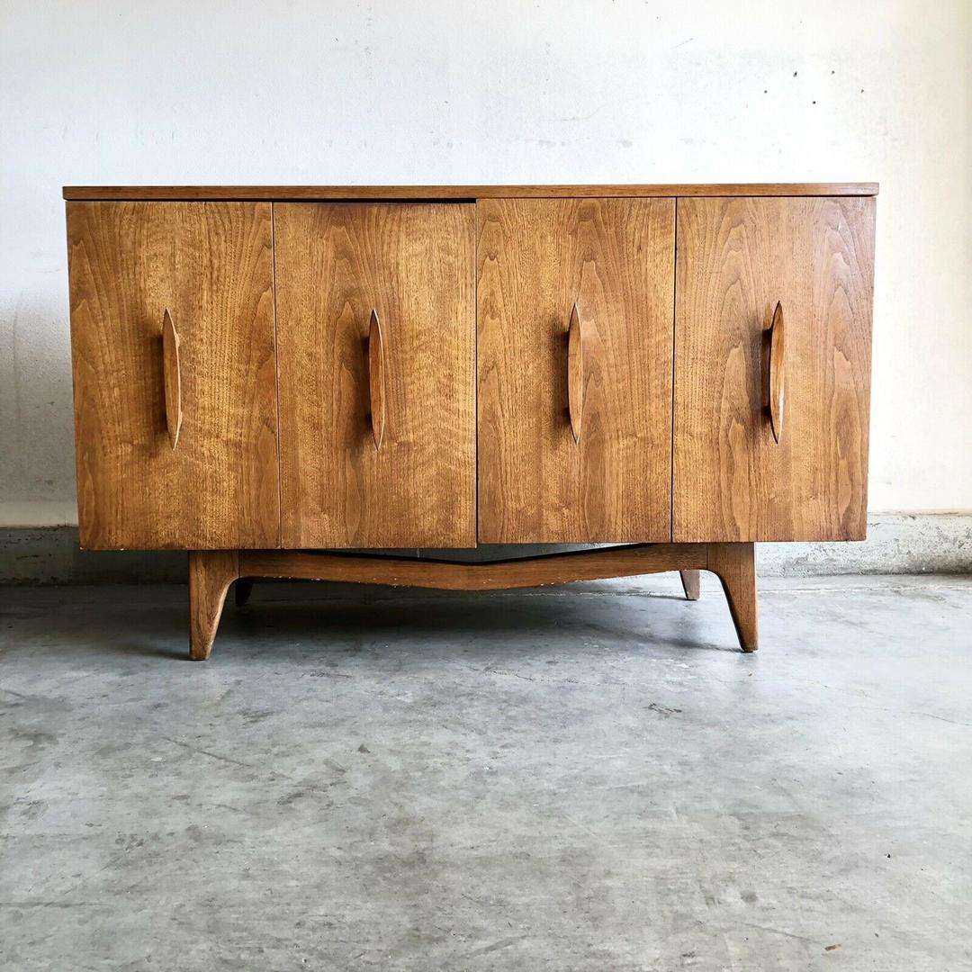Compact Mid Century Modern MCM Walnut Credenza / Buffet / Media Console