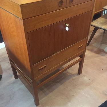 Great new fold-out bar unit, perfect for entertaining!