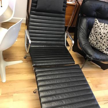 Herman Miller Aluminum Group Lounge Chair! In excellent condition. Acme Midcentury