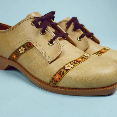 60s mod oxford shoes with floral embroidery. Excellent condition. Barely worn. Leather soles. Vintage bowling shoes. 