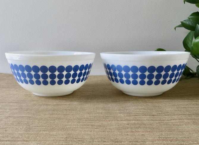 Vintage purchases PYREX BLUE DOT MIXING BOWL POLKA DOT