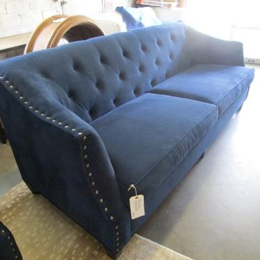 TUFTED SOFA WITH NAIL HEADS IN DEEP BLUE NAVY
