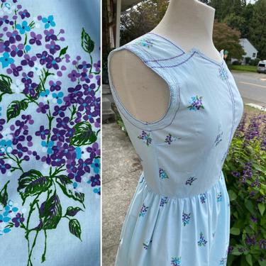 60’s sweet cotton dress~ Pale light blue~ purple floral pattern~ zipper front~ fit & flare~ Mod Retro sunny day dress~ size M 