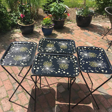 Vintage Mid Century Modern TV Tray Tables, Set of 4, TV Dinner Trays, Folding Metal TV Trays, Black with Mod Floral Decoration, Mod Flowers 