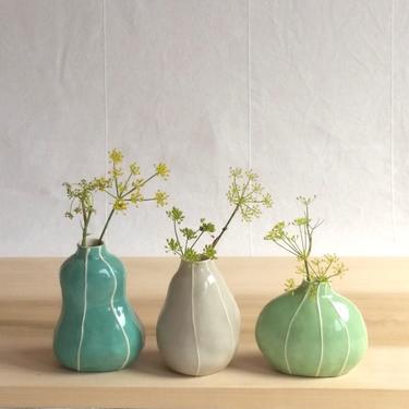 Bud vase set. Colorful pottery. 3 organic shapes. Cottage chic decor Modern ceramic vases. Sea green palette. Hostess, housewarming gift. 