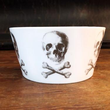 Z Gallery Skull Porcelain Bowl, Metallic Silver Skull & Cross Bones, Pirate, Cereal Bowl Dish Plate Vintage White 