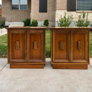 Pair Mid Century Modern Bassett ‘Mayan’ Collection Walnut Nightstands / End Table Cabinets, Circa 1960s 