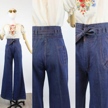 DAISY DOES IT 70s City Girl Jeans with Floral Applique • X Small