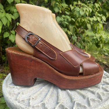 70s wood platforms size 9 / vintage 1970s ITALY brown leather and wooden wedges shoes disco sandals 