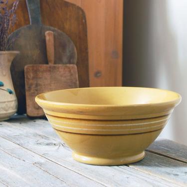 Vintage Yellow Ware mixing bowl / antique Yellowware 10" bowl / rustic farmhouse kitchen decor / antique stoneware pottery mixing bowl 