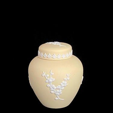 Vintage 1960s 1970s Wedgwood Pale Yellow &amp; White Jasper Jasperware Urn with Lid Vase 4&amp;quot; Tall with Floral Scenes England English Porcelain 