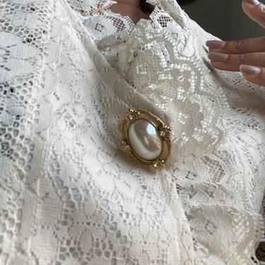 vintage faux oversized pearl statement brushed goldtone filigree brooch 