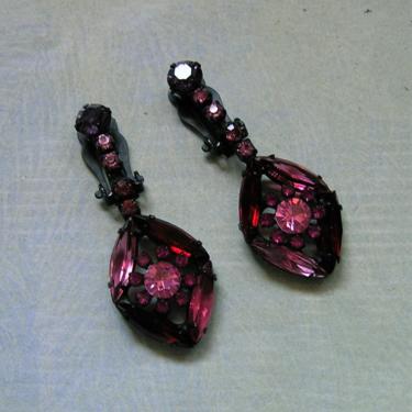 Vintage 1950's Unsigned Weiss Rhinestone Clip On Earrings, Mid-Century Red and Pink Earrings, Japanned Black Metal Earrings (#3877) 
