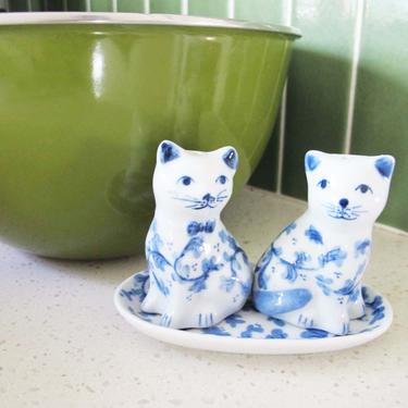 Vintage Delftware Salt and Pepper Cats Shaker - Blue Floral China Kitty  Salt and Pepper - Shabby Chic Kitchen Decor - Country Cottage 
