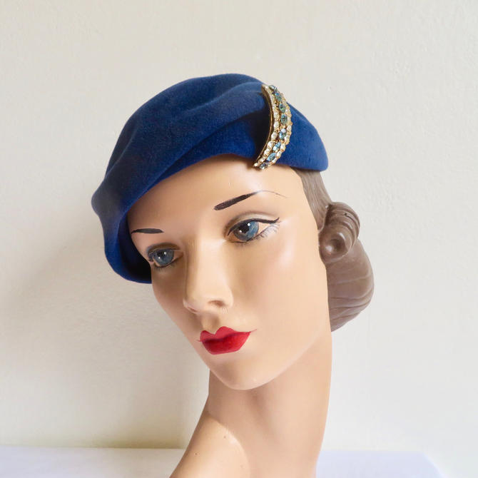 1950's Vintage Navy Blue shops Wool Fascinator Tilt Hat by Jeanne Tête