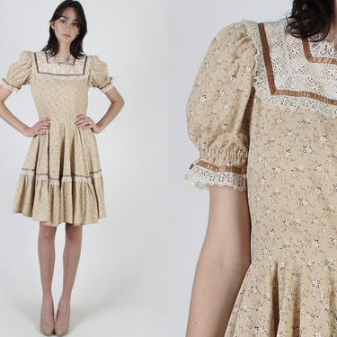 Full Circle Skirt Square Dancing Dress / Western Cowgirl Costume / Vintage 70s Beige Tiny Calico Dress / Country Honky Tonk Mini Dress 