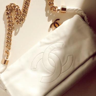 Vintage CHANEL ivory white lambskin 2.55 chain shoulder bag with gold CC  motif.
