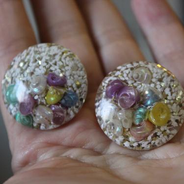 Vintage 50s Multicolor Silver Ivory Confetti Lucite with Sea Shells Earrings clip // vtg pin up Sweet 