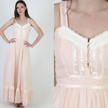 Vintage 70s Peach Gunne Sax Maxi Dress / 1970s Swiss Dot Bridal Dress / Pearl Button Bodice / Simple Wedding Waist Tie Tank Dress 