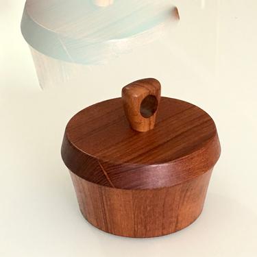 A Fine Vintage Modern Round Teak Box With Cover by Arni Form Italy 
