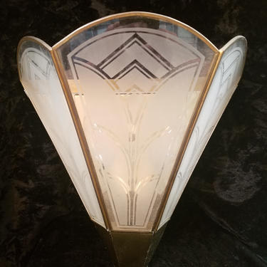 Vintage Brass Sconce with Frosted Design Shade