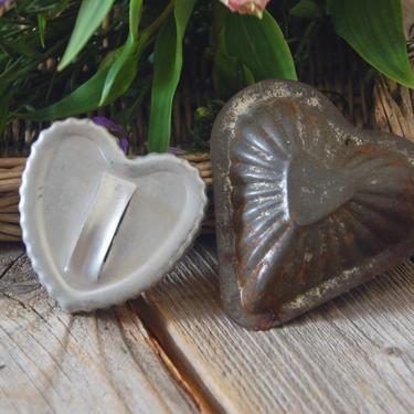 Antique heart tins / vintage heart cookie cutter / primitive tart molds / set of 2 heart tins / candy molds / heart chocolate mold 