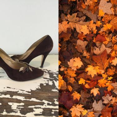 Autumn Comes in Beautifully - Vintage 1950s 1960s Chocolate Brown Suede & Leather Leaf Heels Pumps Shoes - 8 1/2 B 