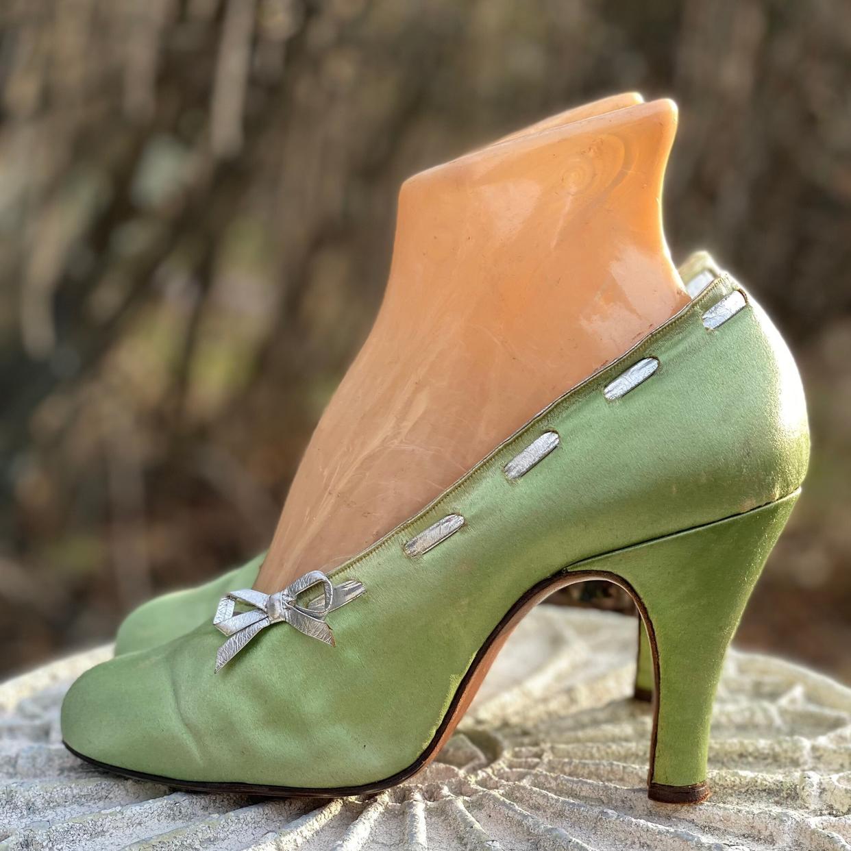 靴 ITALY VINTAGE 1960's Olive Suede Pumps il_fullxfull.7045714579_jdqk.jpg