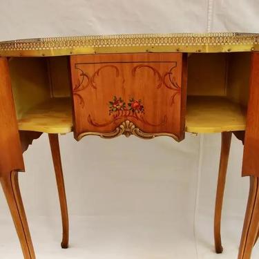 Beautiful Pair of French Nightstand/End Tables with Inlaid