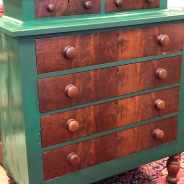 Vintage gentleman dresser in green 