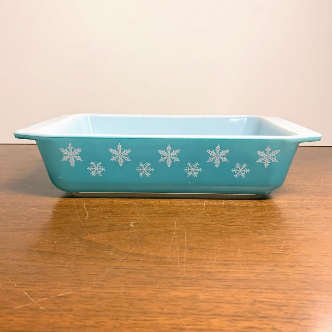 Pyrex White Snowflakes on Turquoise shops Space Saver 575 2 Quart