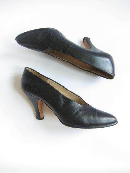 1990s Shoes / 90s Leather Pumps Kenneth Minimalist High Heels Office Secretary / 8.5 by RareJuleVintage from RareJule Vintage of Chicago, IL | ATTIC