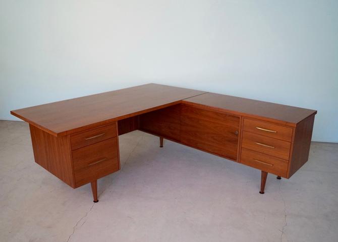 Monumental Mid-Century Modern Executive L-Shaped Desk in Walnut