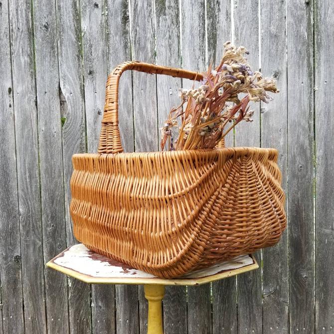 Store Wicker harvest basket - vintage market basket- retro basket- hand woven basket with handle- farmhouse storage- rustic chic cottage