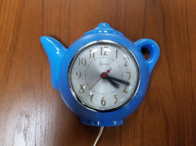 MidCentury Teapot shaped kitchen clock from Peg Leg Vintage of