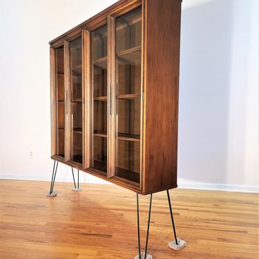 Mid Century Danish Modern Display Cabinet / China Cabinet / Hutch 