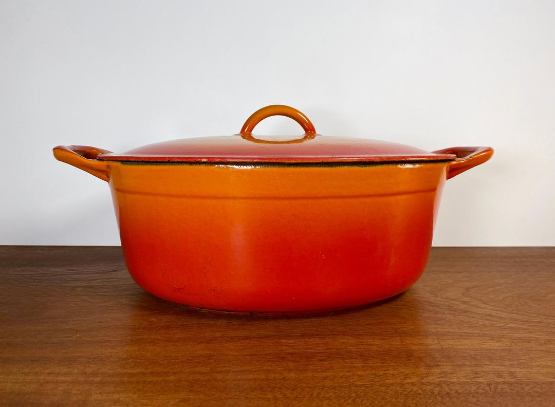 Descoware 8 3/4 Quart Cast Iron Yellow Enameled Dutch Oven With Lid. RO 16  Belgium. 