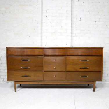 Vintage mcm 9 drawer dresser with brass handles and formica top | Free delivery in NYC and Hudson areas 