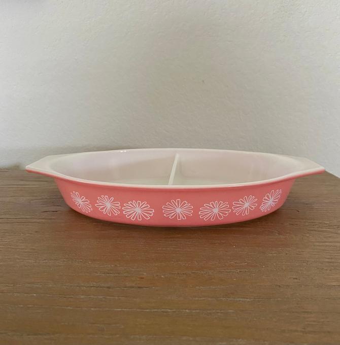 Vintage Pyrex 1-1/2 Quart Pyrex Divided Dish with Lid buying in Pink Daisy