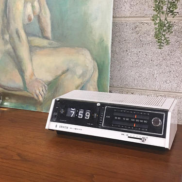 Vintage Clock Radio Retro 1970s Zenith Solid State AM FM Radio Receiver Model F-260W Alarm Clock Radio + White Casing + Home + Office Decor 