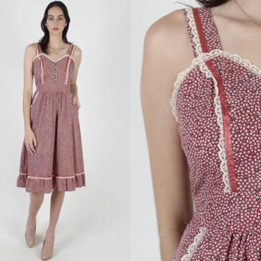 Vintage 70s Burgundy Calico Pockets Dress / 1970s Peasant Tiny Flower Print Dress / Prairie Waist Tie Gardening Tiered Mini Dress 