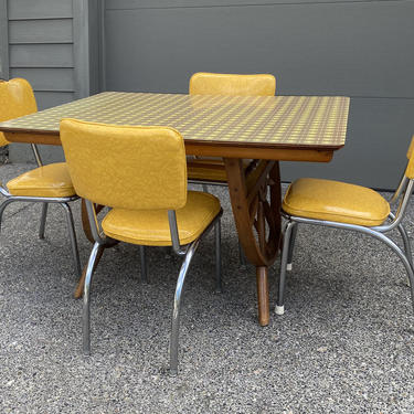 Set Mid Century 1940s California Ranch Wagon Wheel Kitchen Table and 4 1950s Vinyl and Chrome Dinette Chairs 