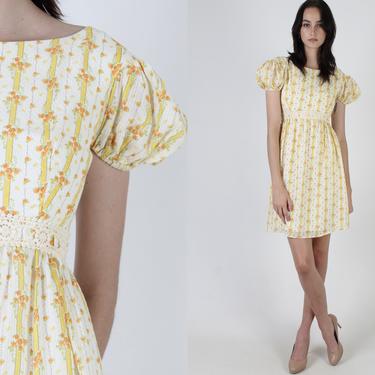 Vintage 70s Yellow Prairie Dress / CottageCore Folk Crochet Dress / Tiny Flower Print Cotton Material / Lace Trim Homespun Mini Dress 