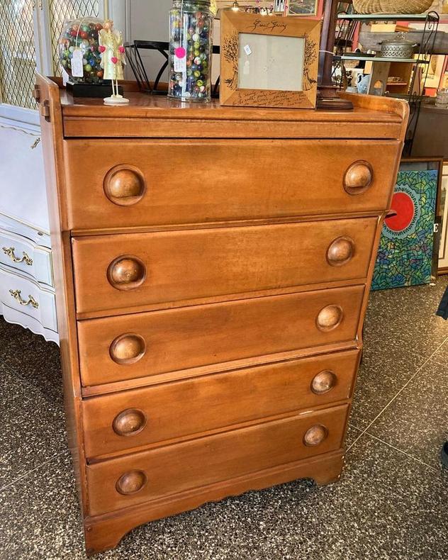 Mid century maple chest of drawers by Virginia house furniture. 35” x 19” x 50” 