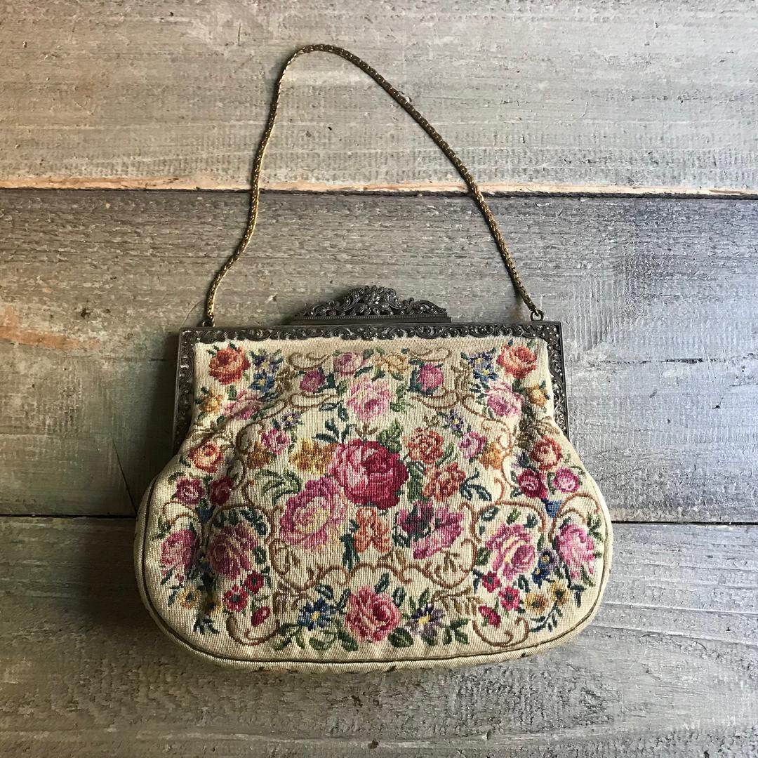 Vintage White Floral Needlepoint Tapestry outlets Gold Chain Carpet Clutch Purse Bag.